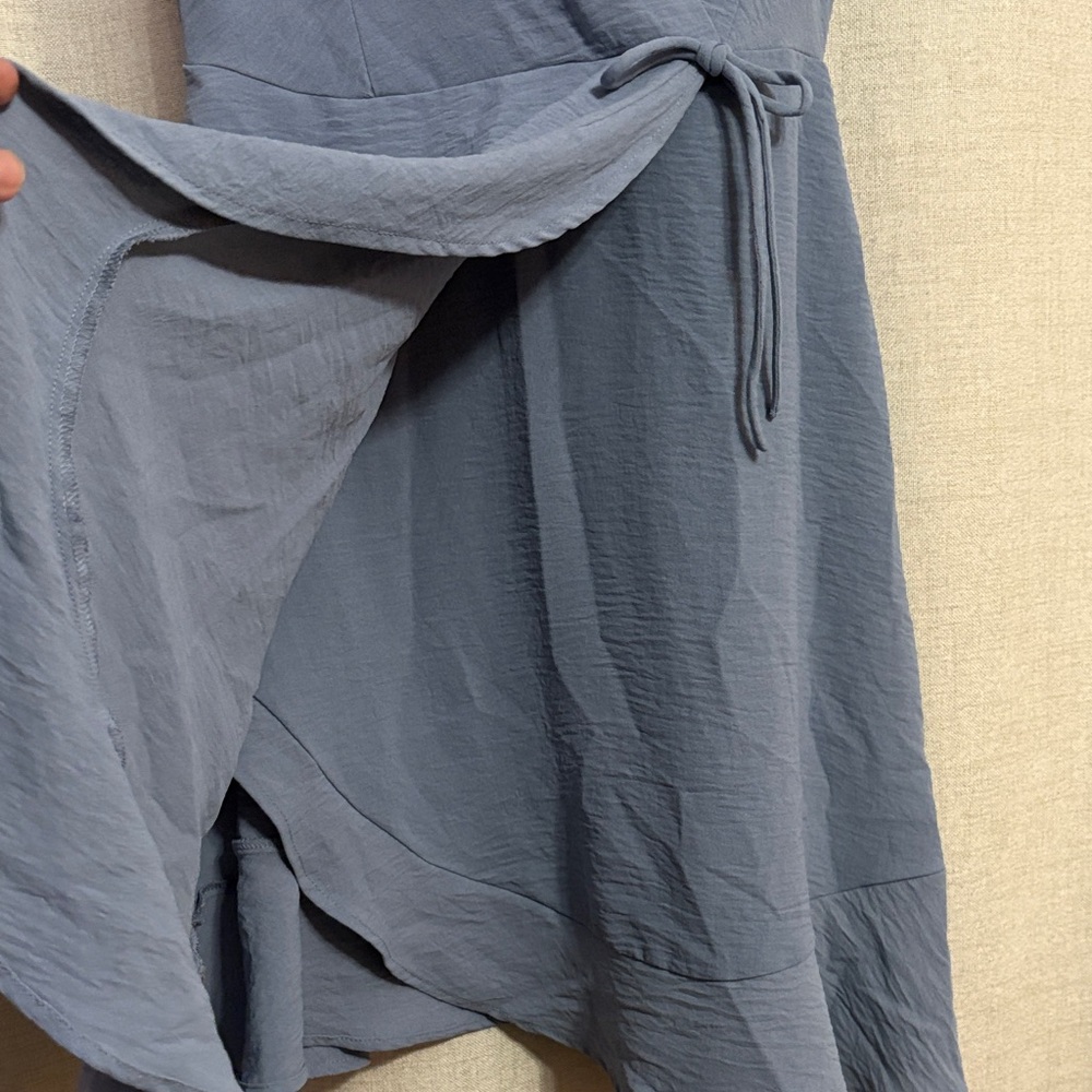 Elegant Blue Wrap Dress with Short Sleeves - Picture 4 of 8
